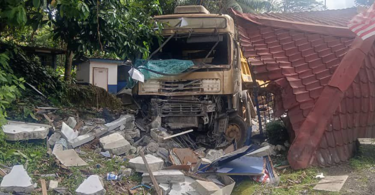 Trailer kehilangan kendali, posts Pos Polisi Felda Kechau 8