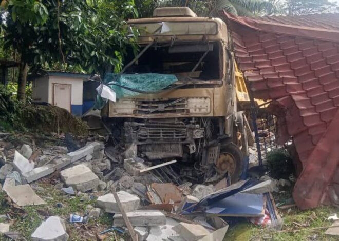 Trailer kehilangan kendali, posts Pos Polisi Felda Kechau 8