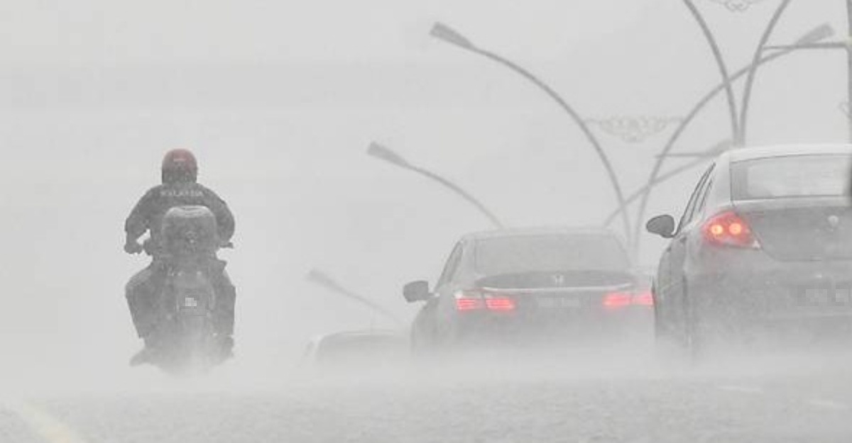 Hujan deras diperkirakan akan melanda dua negara bagian pada siang ini