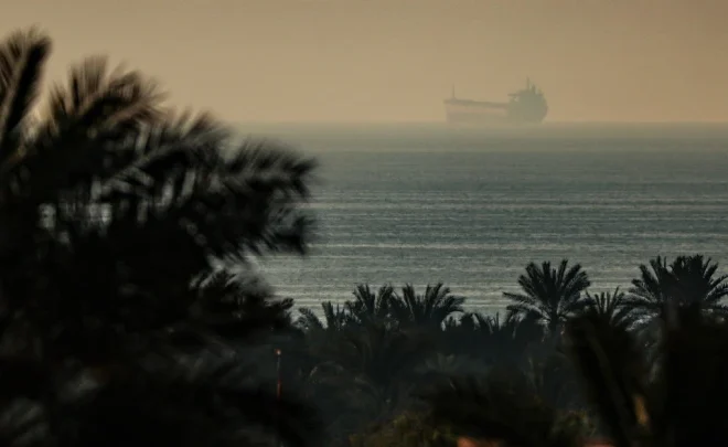 Kapal Bersenjata Iran Diduga Menembak Kapal Tanker di Selat Hormuz