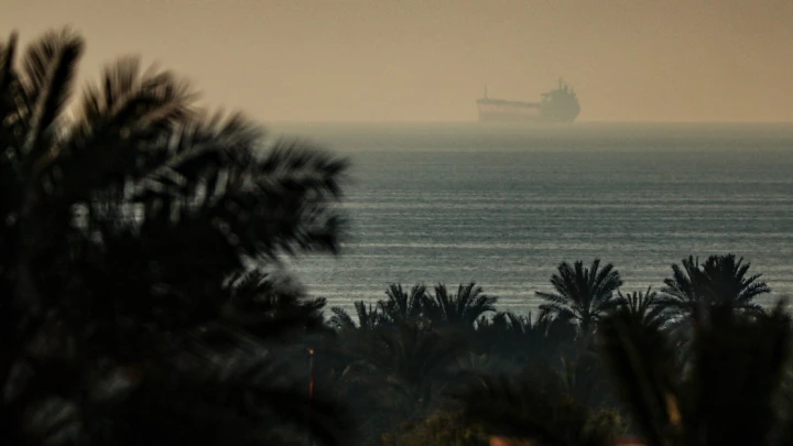 Kapal Bersenjata Iran Diduga Menembak Kapal Tanker di Selat Hormuz